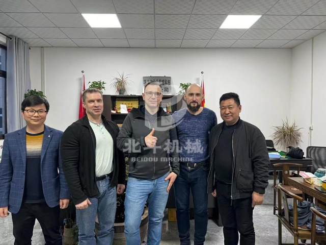 俄羅斯客戶(hù)至北斗機(jī)械參觀(guān)考察炭化設(shè)備